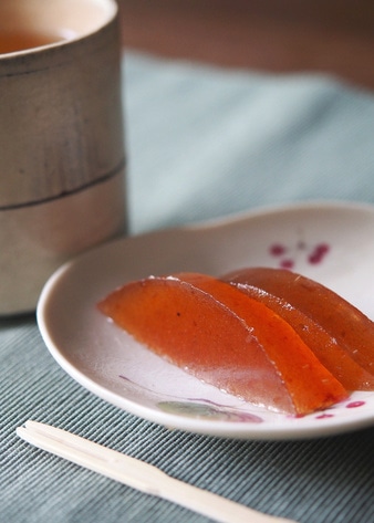 和菓子の老舗が作る、伝統的ながら新しい味「柿羊羹 2本セット」