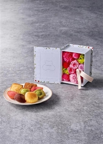 「GANON FLORIST」監修プリザーブドフラワーBOOKと「アンリ・シャルパンティエ」プティ・ガトー・アソルティ