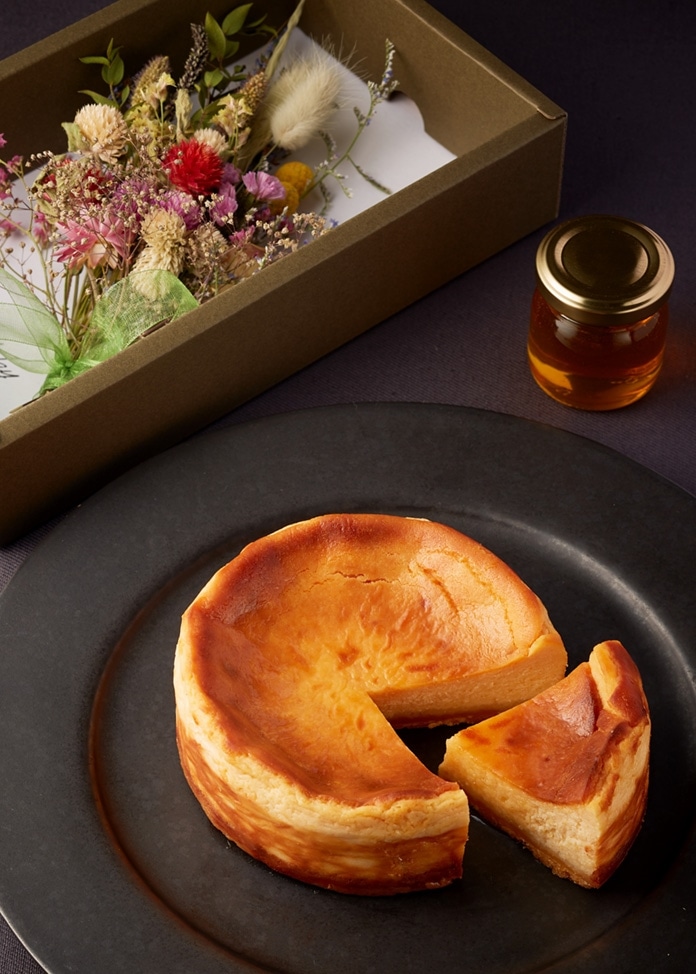 はちみつをかけて完成する濃厚チーズケーキとドライフラワーのセット